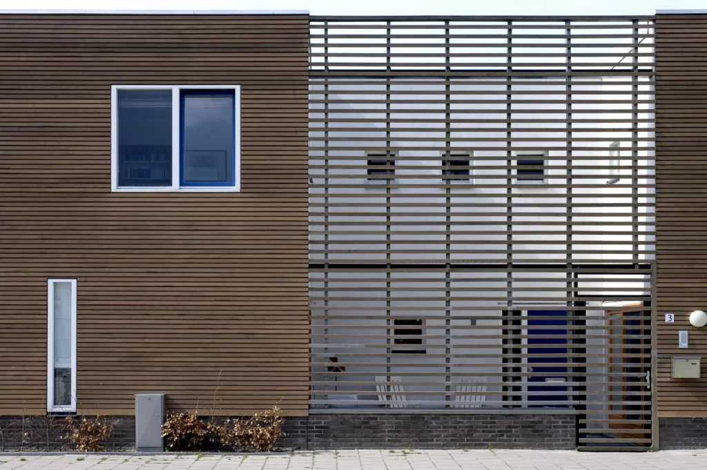Un impresionante ejemplo de arquitectura moderna en madera que muestra una estructura bellamente diseñada con líneas limpias y elementos de madera cálido
