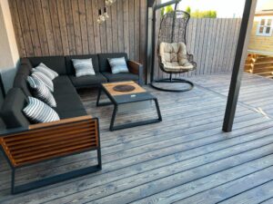 Transformación exterior de Zenwood con Revestimiento Madera exterior