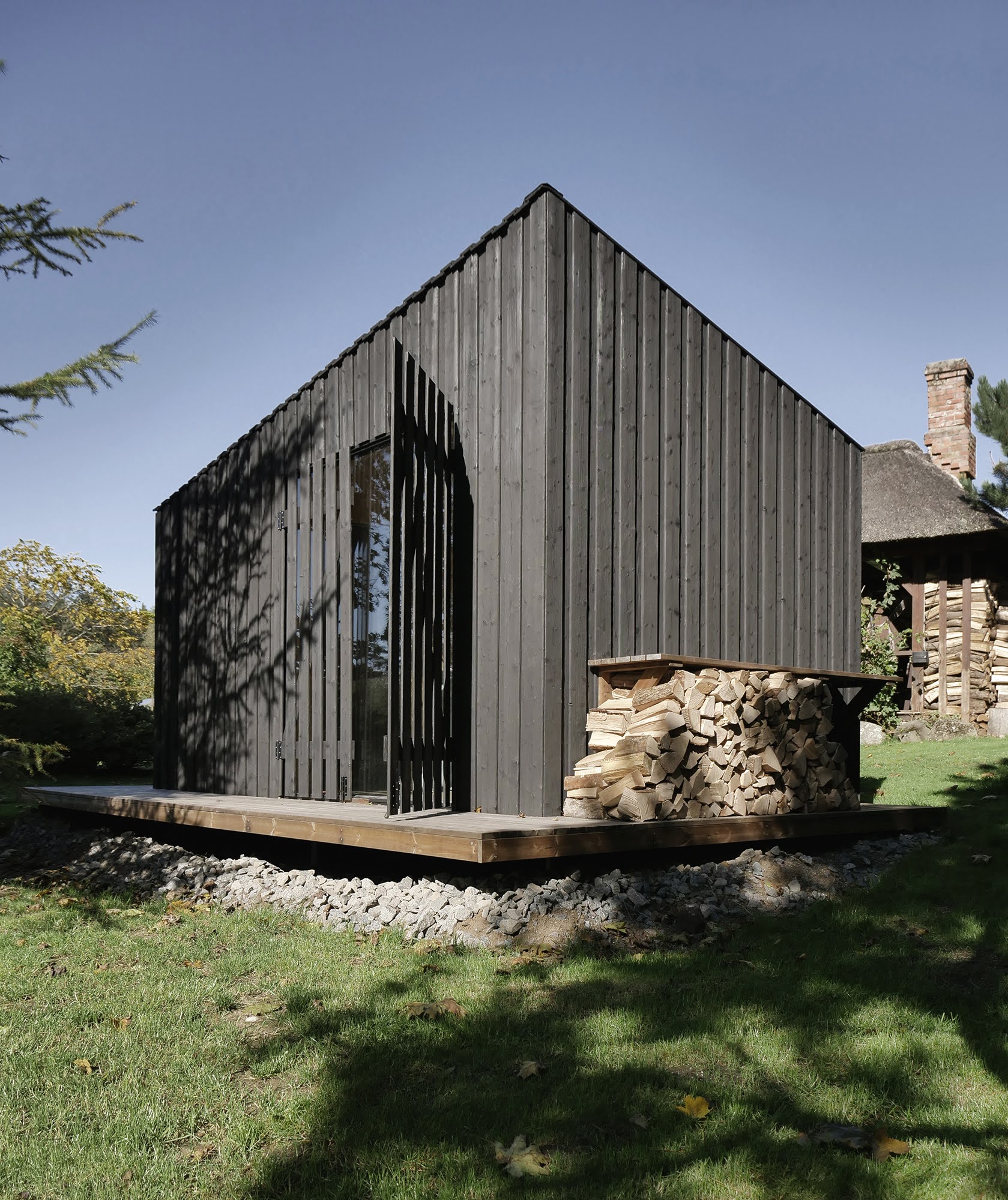 Pequeña casa moderna con fachada de madera termo-D Yakisugi