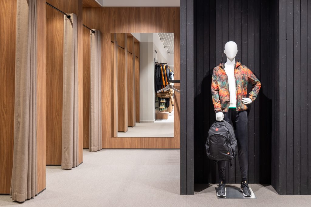 Interior de tienda con fachada de madera quemada de abeto Yakisugi 