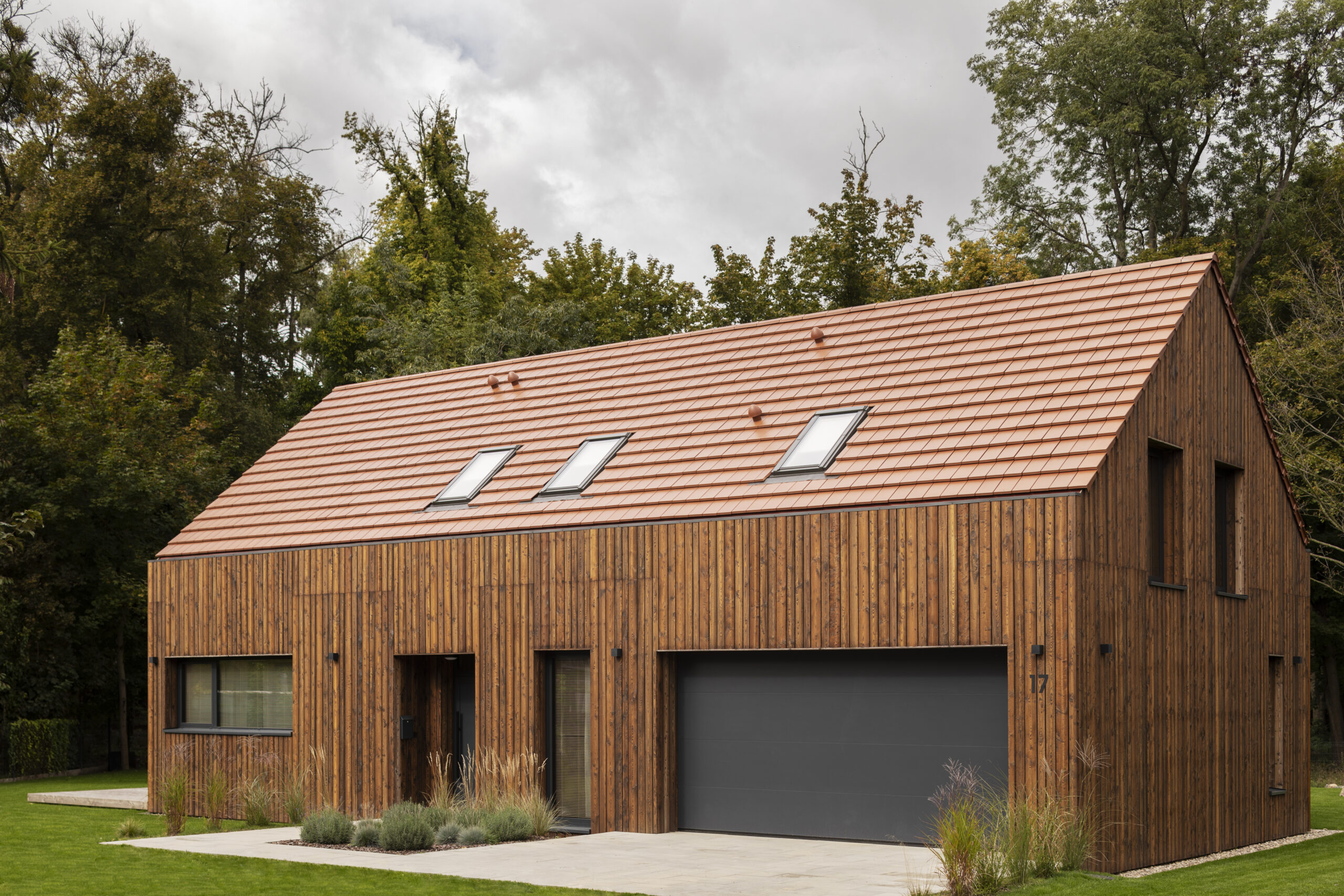 Fachada de madera carbonizada en acabado amber