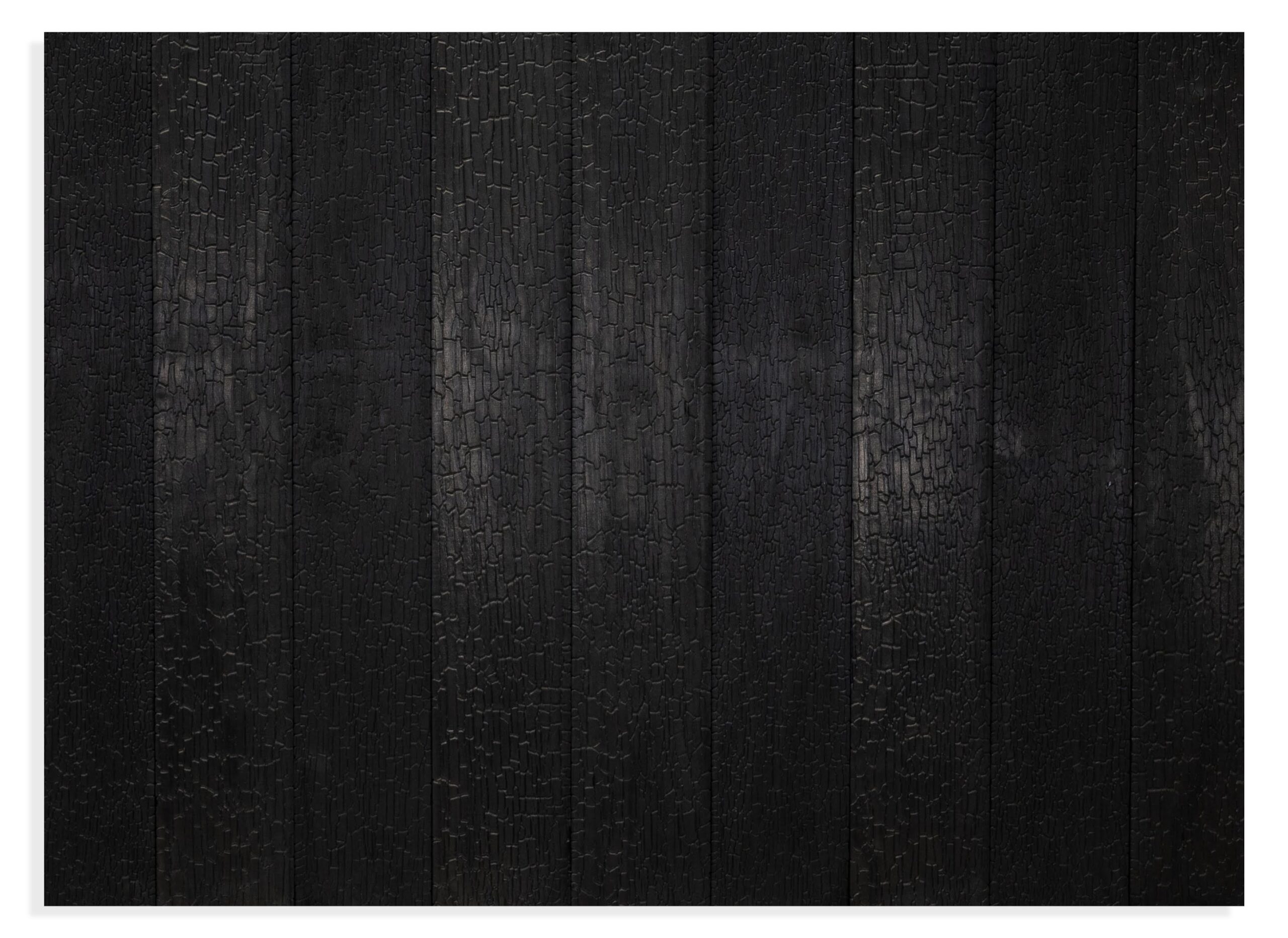 Tablas de madera Accoya con acabado Yakisugi Deep Char, superficie carbonizada en negro con textura craquelada. Madera para fachada sostenible