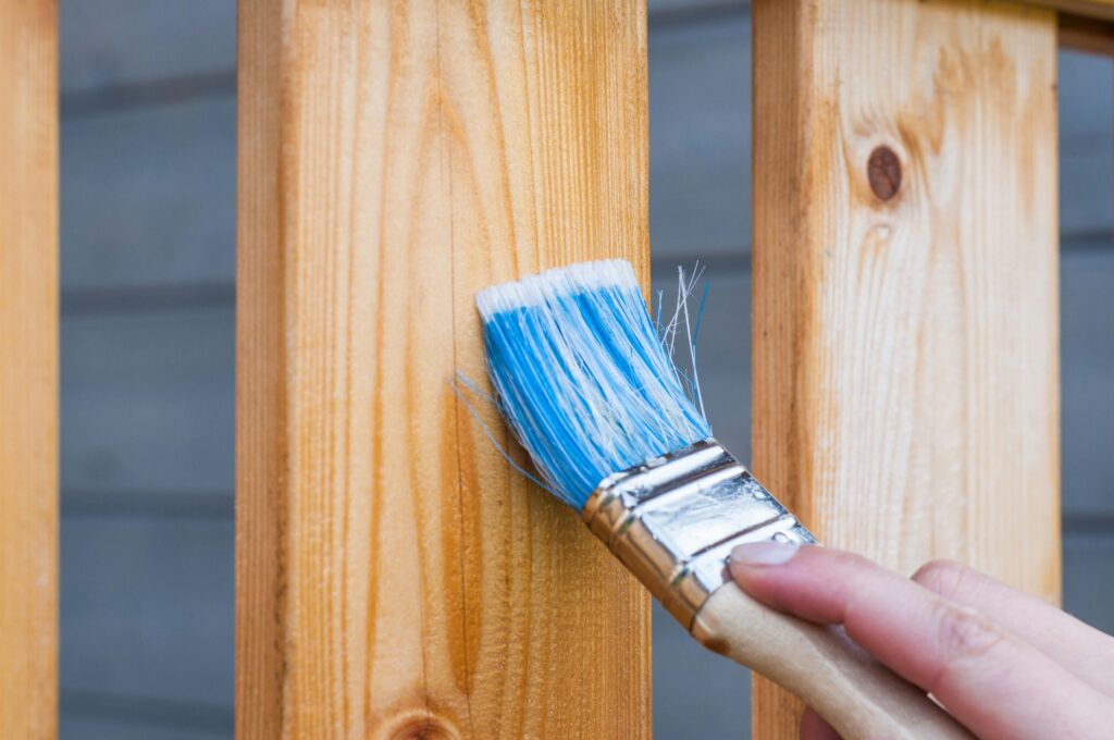 Aplicación de aceite ecológico con brocha sobre madera Yakisugi Zenwood para proteger y realzar su color natural.
