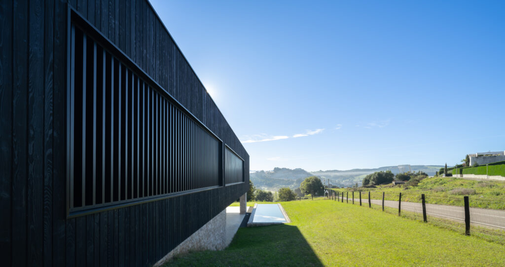 La casa dispone de unos amplios ventanales por lo que la luz atraviesa directamente