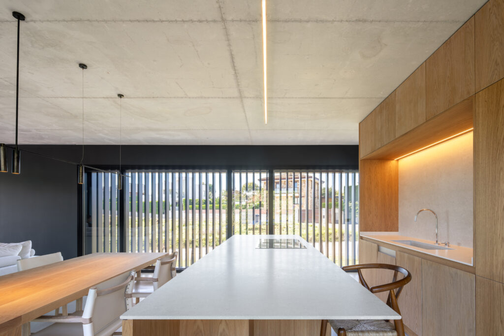 Interior de la casa, donde se aprecia el confort creado por los materiales