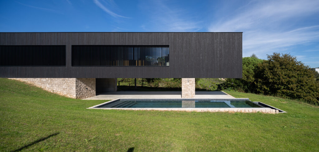 Construcción nueva minimalista, revestida de madera carbonizada