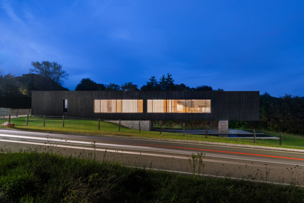 Atardecer en la casa suspendida que realza aún más su conexión con el entorno