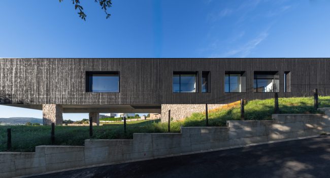 volumen lineal revestido con fachada ventilada